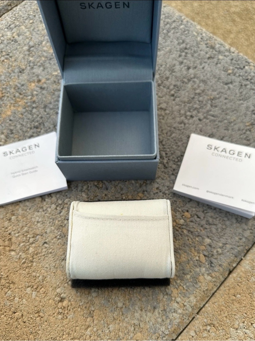 Authentic Skagen Empty Presentation Box with Pillow & Manual - Picture 6 of 11